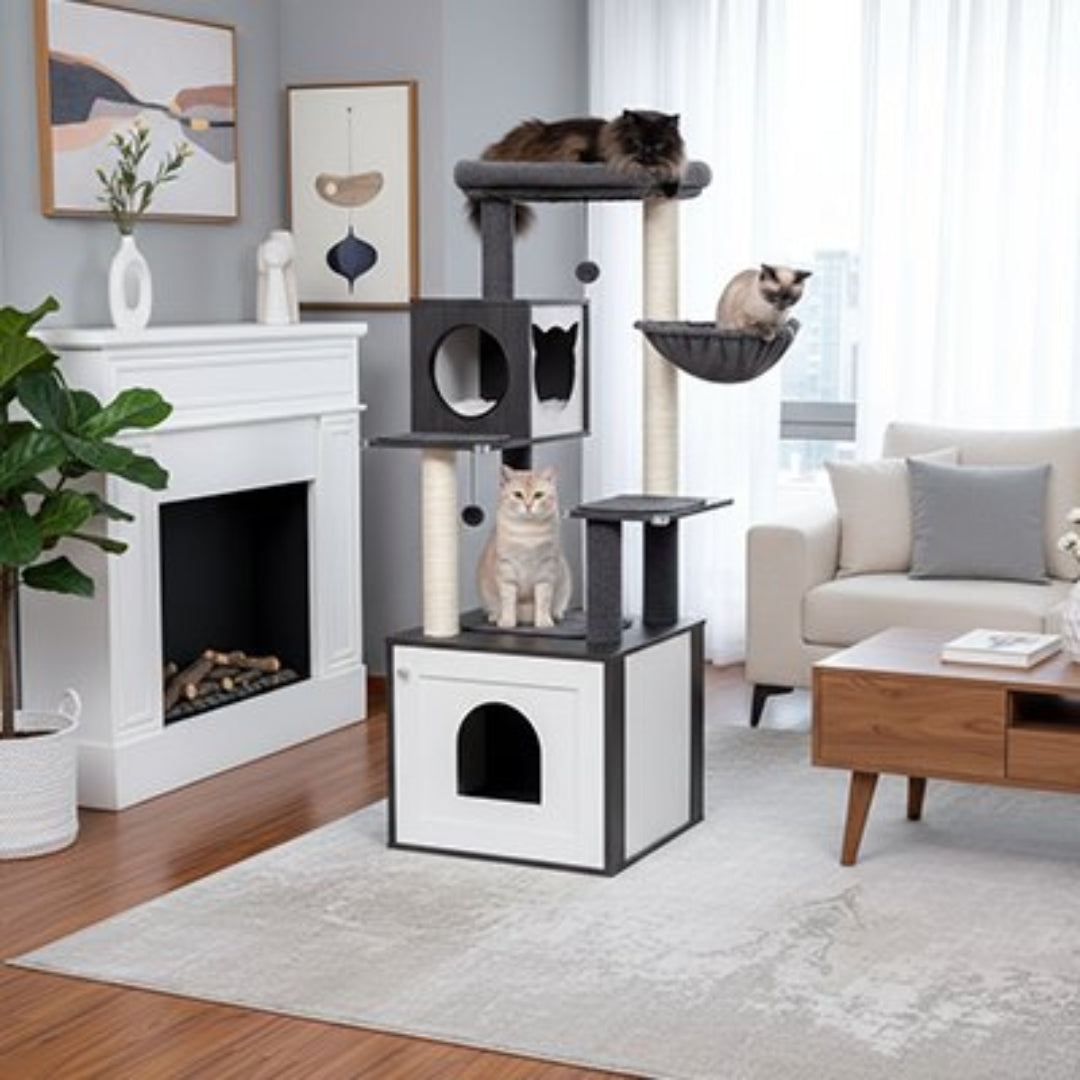 arbre a chat en bois avec trois chats différents dans un salon chaleureux au sol en bois