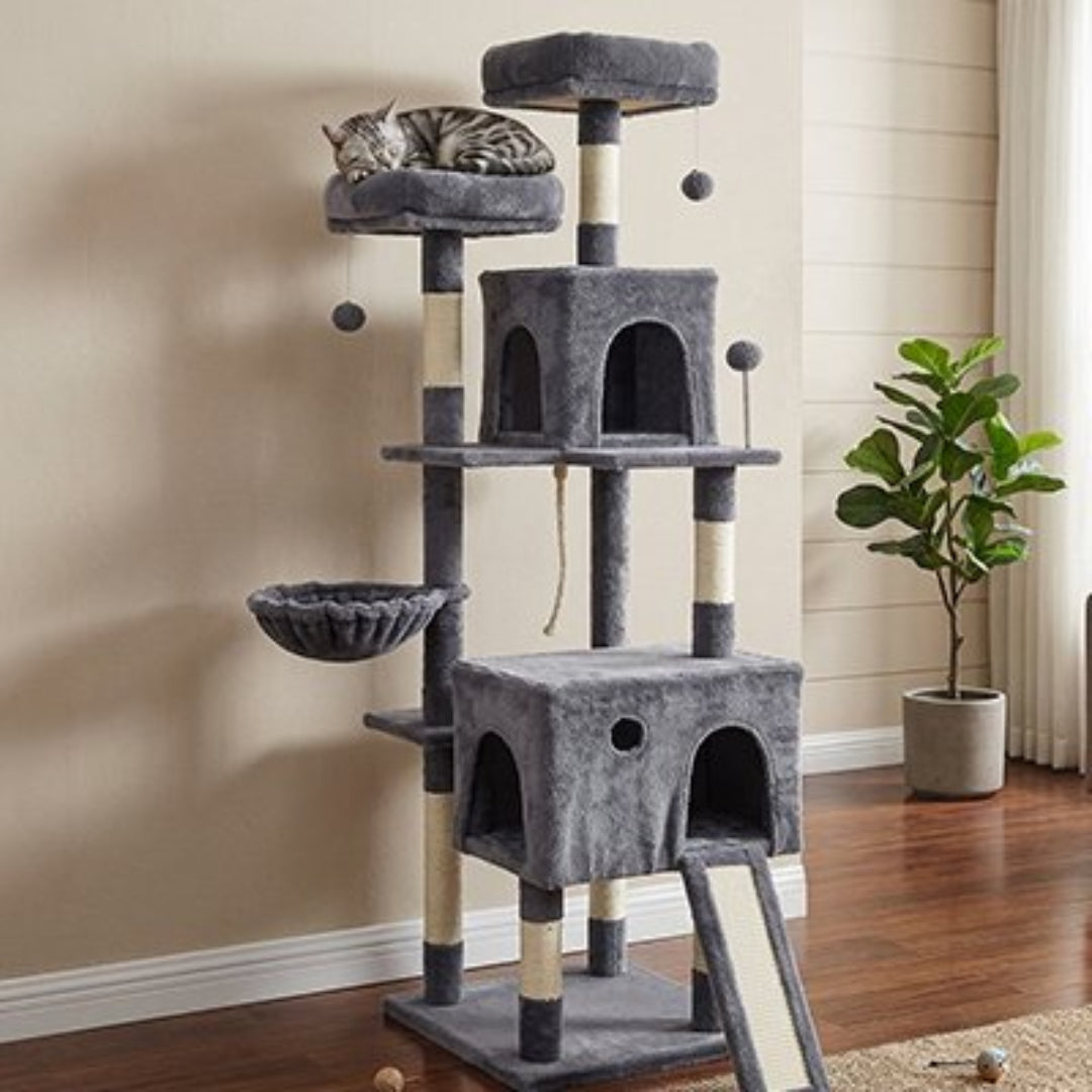 Arbre a chats multi-niveaux en peluche gris foncé avec un chat tigré gris endormi en boule sur l'un des perchoirs supérieurs