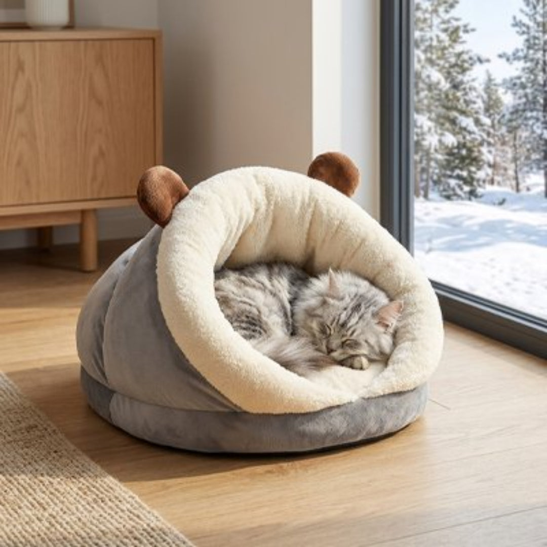 Chat gris endormis confortablement dans un lit chat en peluche gris