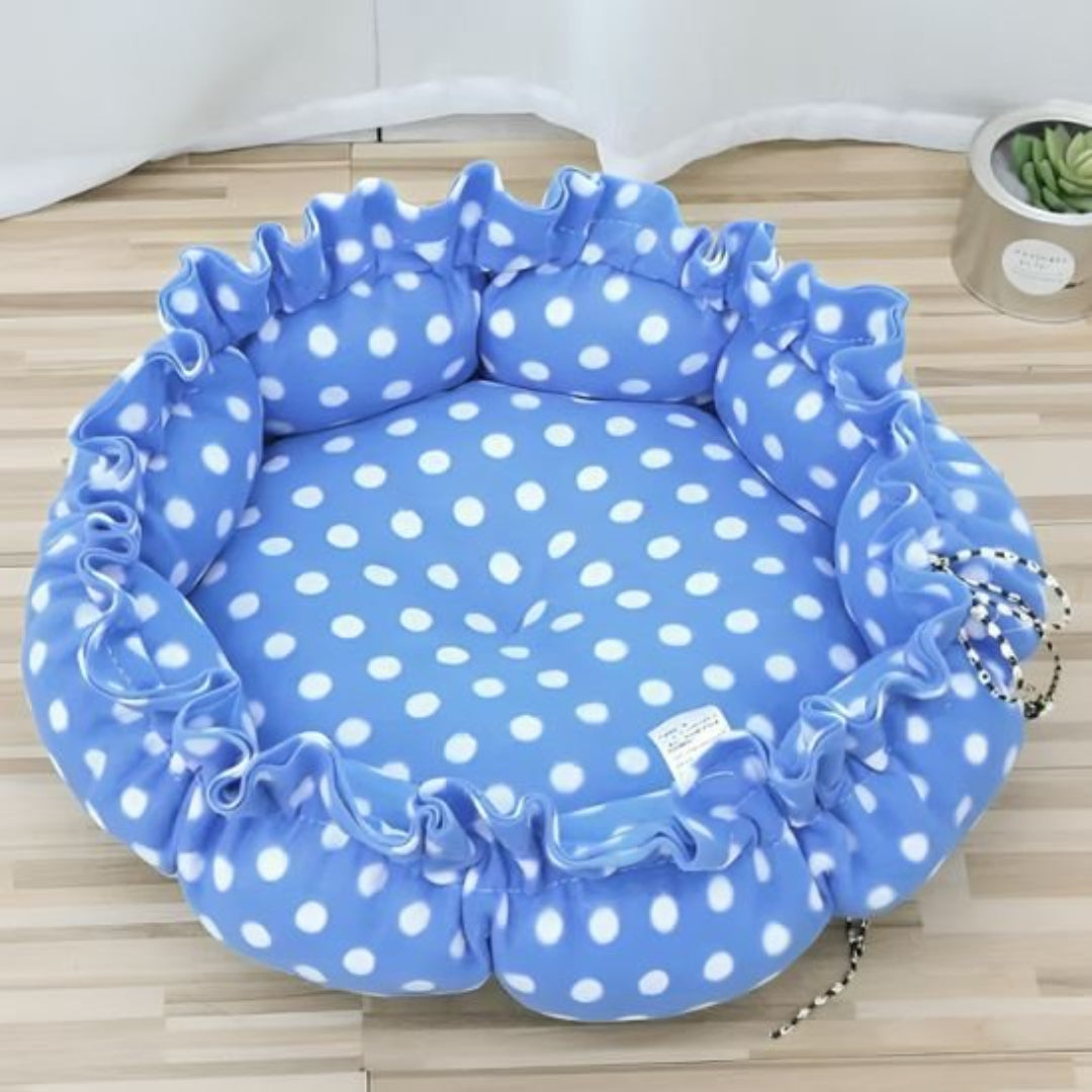 Coussin Ă chat rond et moelleux de couleur bleue Ă pois blancs