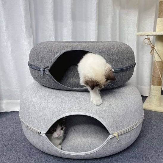lit chat en feutre avec fermeture éclair, empilable en deux teintes de gris avec chats à l'intérieur.