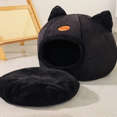 Panier chat noir en forme de tĂȘte de chat avec des oreilles en peluche dans un salon