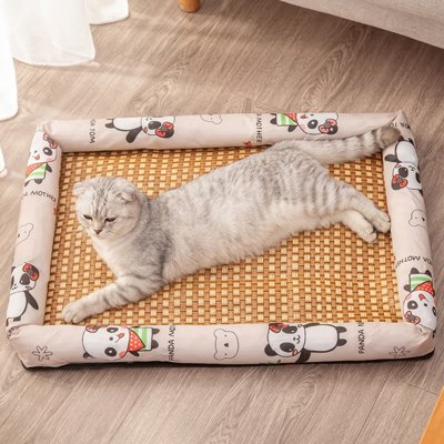 Chat sur un tapis rafraîchissant chat