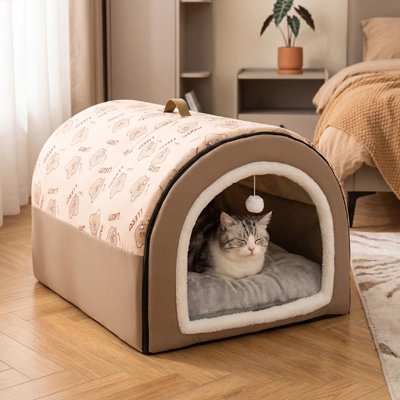 Maison à chat dans une chambre