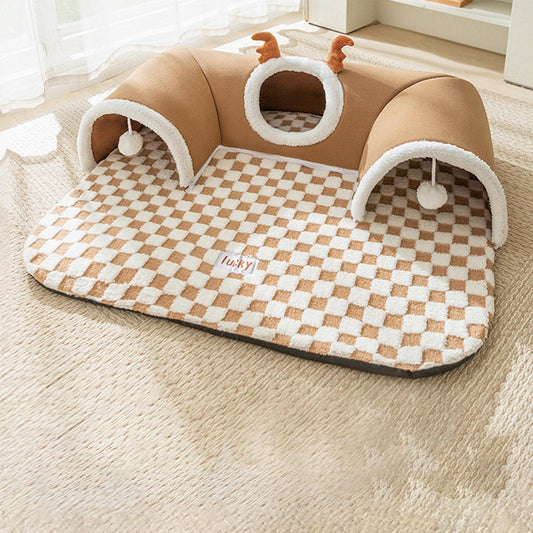 Tunnel du chat sur un tapis