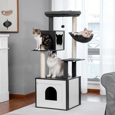 arbre a chat en bois moderne bicolore (blanc, noir et gris) occupé par trois autres chats dans un salon