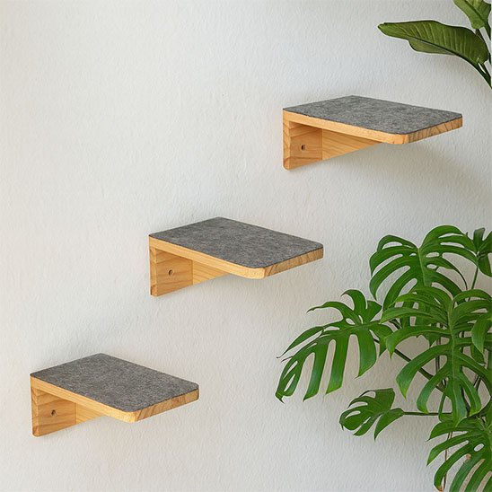 Arbre a chat mural sous forme d'escalier sur un mur blanc, recouvertes d'un tapis gris antidérapant