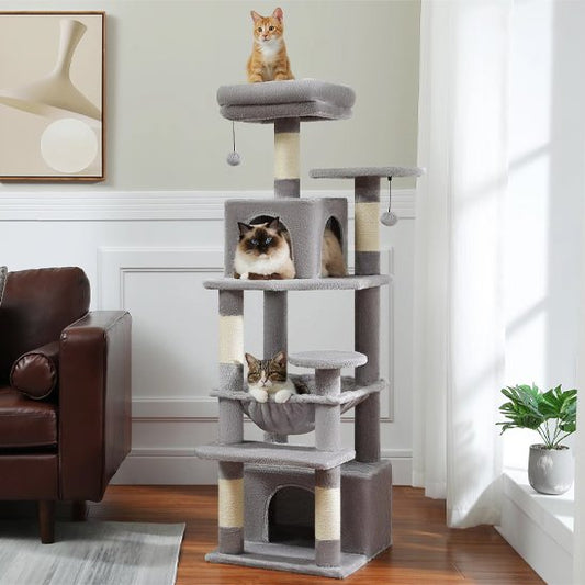 Arbre a chat xxl gris à plusieurs étages abritant trois chats différents, installé dans un salon moderne