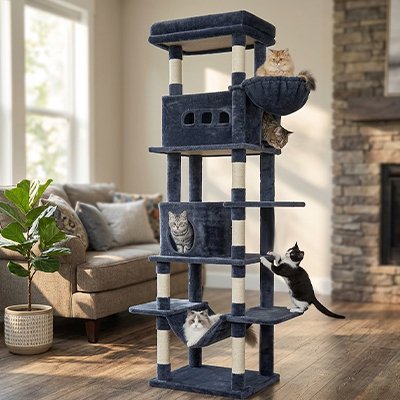 arbre à chat xxl gris à plusieurs étages avec cinq chats en train de jouer et de se reposer dans un salon.