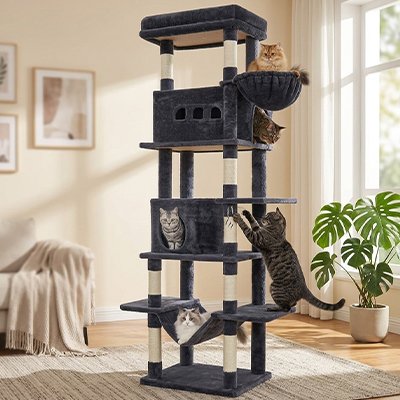 arbre à chat xxl gris à plusieurs étages avec cinq chats en train de jouer dans un salon