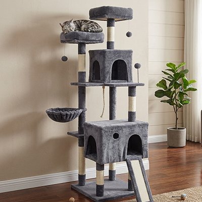Arbre a chats multi-niveaux en peluche gris foncé avec un chat tigré gris endormi en boule sur l'un des perchoirs supérieurs