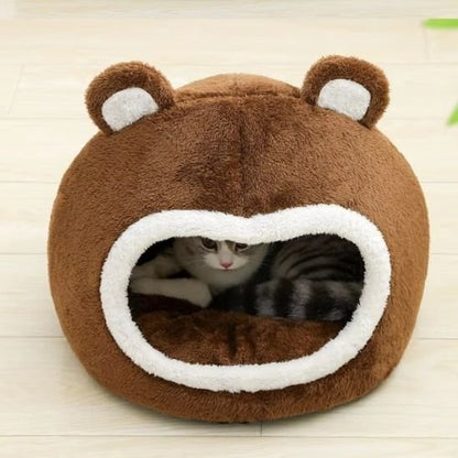 Chat allongé dans un panier pour chat en forme d'igloo avec des oreilles d'ours décoratives
