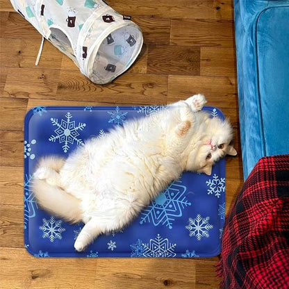 Chat blanc allongé sur le dos posé sur un tapis rafraichissant Chat