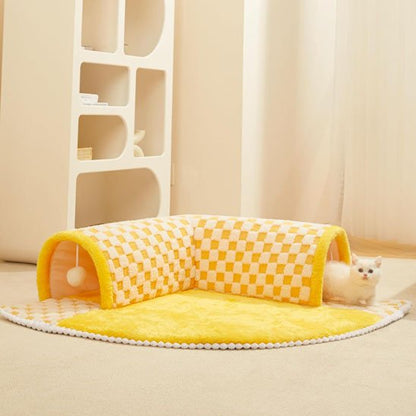 Chat blanc dans un tunnel du chat