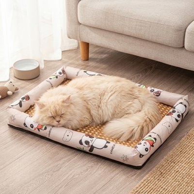 Chat blanc endormi paisiblement sur un tapis rafraichissant chat