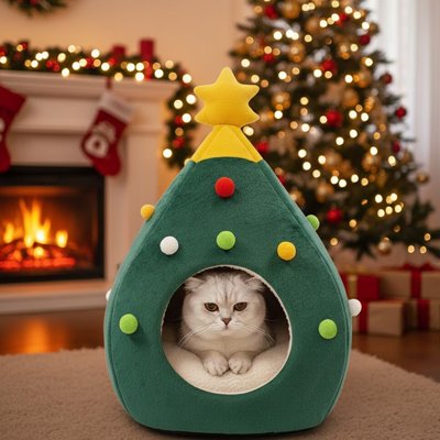 Chat blanc est allongé dans une niche pour chat en forme de sapin illuminé créent une ambiance de fête chaleureuse