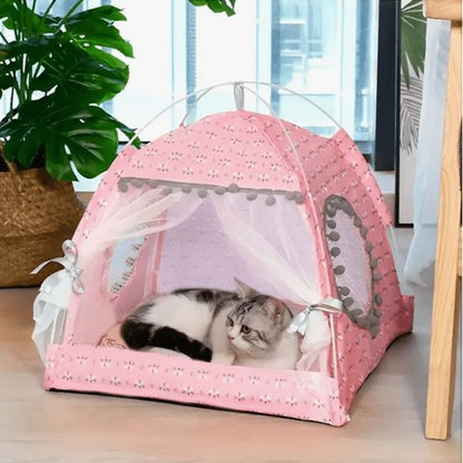 Chat blanc et gris couché dans une niche pour chat rose à motifs pour animaux