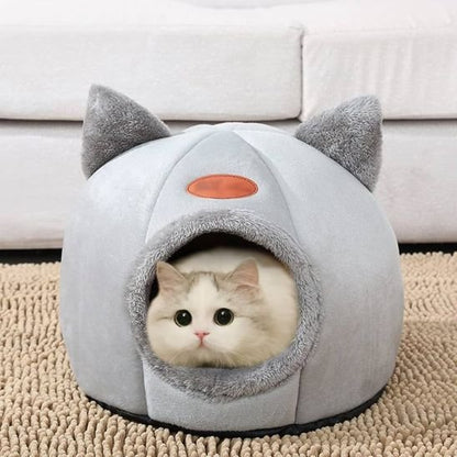 Chat blanc installé dans panier chat gris en forme d'igloo avec des oreilles de chat décoratives