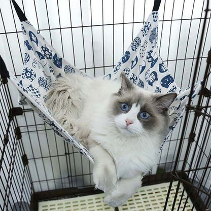 chat calme et allongé sur hamac pour chat