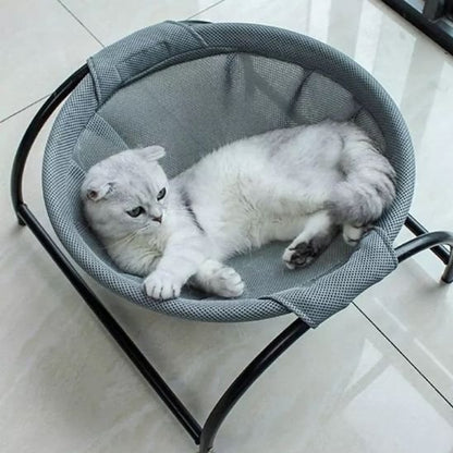 Chat allongé confortablement sur un hamac chat de couleur noir
