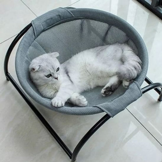 Chat allongé confortablement sur un hamac chat de couleur noir