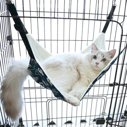 Chat détendu sur un hamac pour chat, profitant d’un moment de repos confortable 