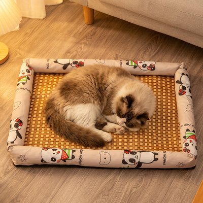 Chat de race Siamois ou Ragdoll endormi en boule sur un tapis rafraichissant chat