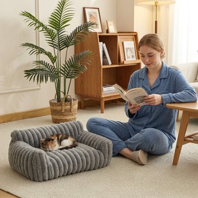 Chat endormi paisiblement sur un coussin chat gris