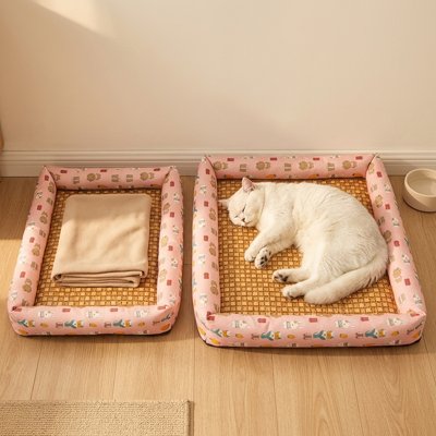  Chat blanc fait une sieste paisible sur son tapis rafraichissant chat. À côté, un deuxième tapis rose assorti