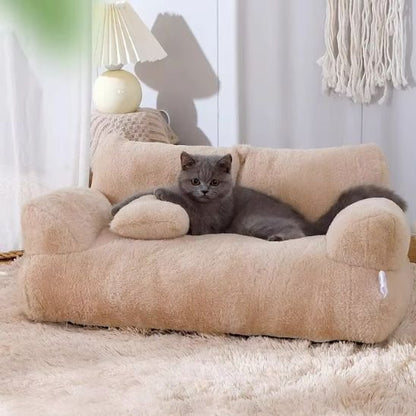 Chat gris aux grands yeux ronds confortablement installé sur un panier pour chat  beige