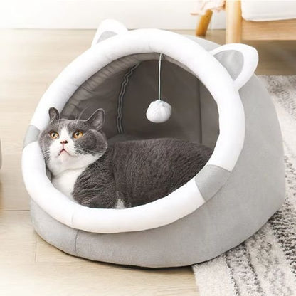 Chat noir et blanc allongé confortablement dans un Panier pour chat