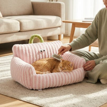 Chat roux se faisant brosser dans un panier chat rose