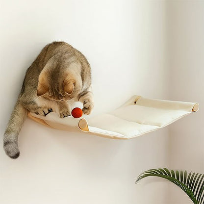 Chat en train de jouer sur un hamac chat
