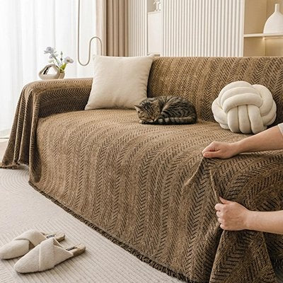 Chat tigré endormi sur une hausse canapé chat de couleur marron