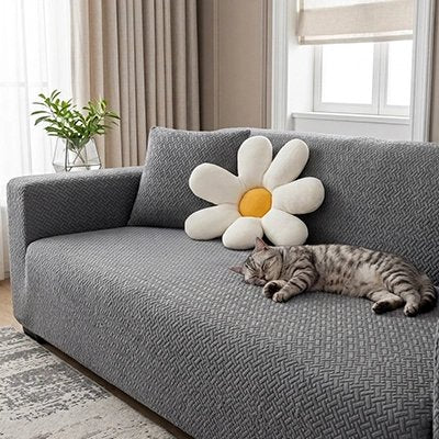 Chat tigré endormi sur une housse canapé chat de couleur grise