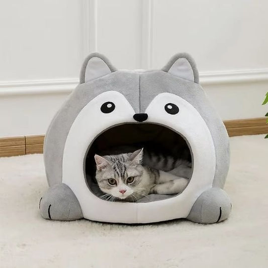 Chat tigré gris et blanc se reposant à l'intérieur d'un panier pour chat en peluche grise