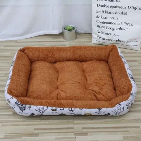Coussin chat rectangulaire posé sur un sol avec intérieur recouvert d'un tissu en peluche marron
