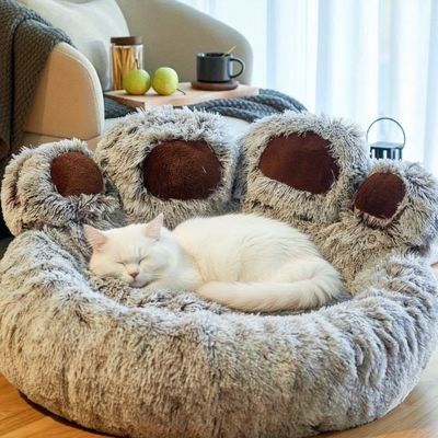 Chat blanc dort paisiblement dans un grand coussin pour chat