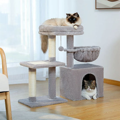 Deux chats sont installés sur un petit arbre a chat​ à chat multi-niveaux en peluche gris