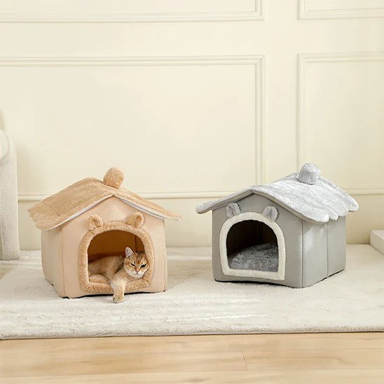 Deux niche pour chat en peluche, une beige avec un chat roux à l'intérieur et une grise vide, posées sur un tapi