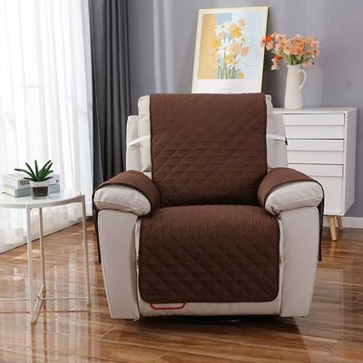 Un fauteuil inclinable beige vu de face, protégé par une protection canapé chat de couleur marron