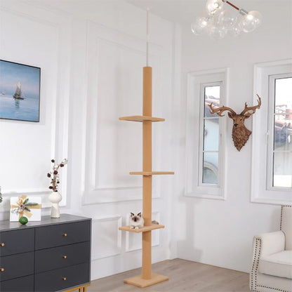 Grand arbre a chat pour exterieur de couleur beige, installé dans un salon avec un chat assis sur l'une des plateformes