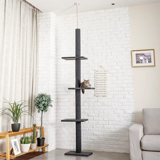 Grand arbre a chat pour exterieur de couleur gris avec un chat assis sur l'une des plateformes