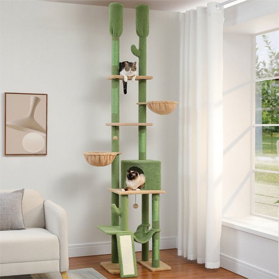 Grand arbre a chat pour exterieur de couleur vert, installé dans un salon moderne