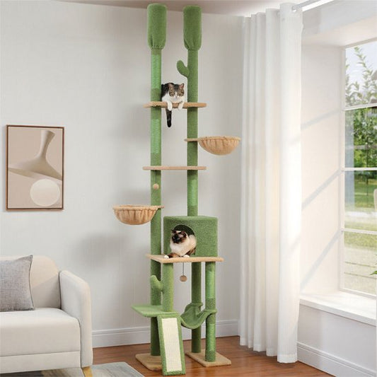 Grand arbre a chat pour exterieur de couleur vert, installé dans un salon moderne