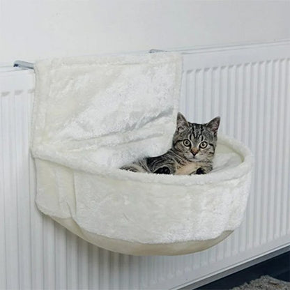 Chat paisiblement installé sur un hamac pour chat radiateur