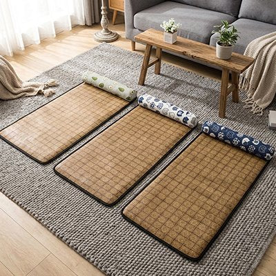 Lit chat posé sur tapis dans un salon lumineux