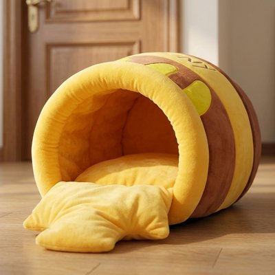 lit chaton en peluche en forme de pot de miel marron et jaune, rappelant l'univers de Winnie l'Ourson