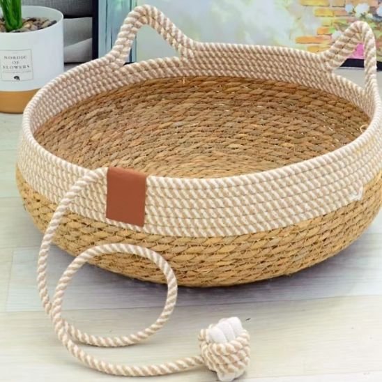 Lit pour chat tressé circulaire avec des oreilles de chat décoratives et une corde à jouer