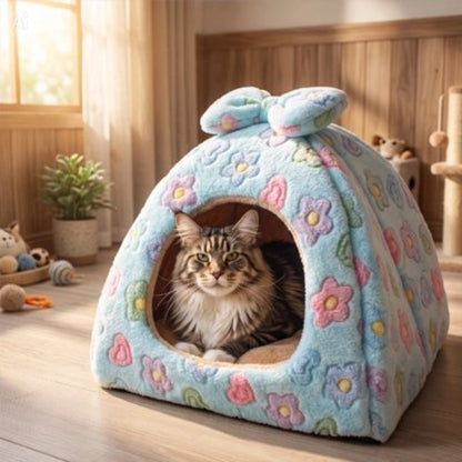Maison pour chat à motifs floraux posé sur plancher